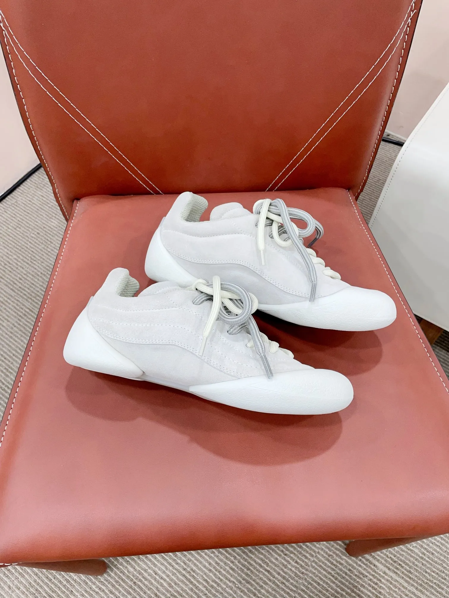 👟👟Ex-factory price 620👟👟 *✅MCQUEEN/Alexander McQueen 24/The latest Flexion series of autumn and winter retro casual sneakers. Original purchase, development and production. This Flexion Off white tone grain leather low-top sneaker uses laces of different sizes and is matched with a lightweight segmented sole inspired by anatomy. The reverse skull pattern is embossed on the heel. Fabric: Original custom imported first-layer cowhide. Lining: Custom imported breathable mesh lining. Sole: Original molded non-slip TPU material. Sole thickness: 2CM. 𝙎𝙞𝙯𝙚: 35-40 women / 39-45 men (customized for 40 women and 45 men) 𝙋𝙧𝙞𝙘𝙚(Men’s size +10) Extremely cost-effective factory price, no negotiation